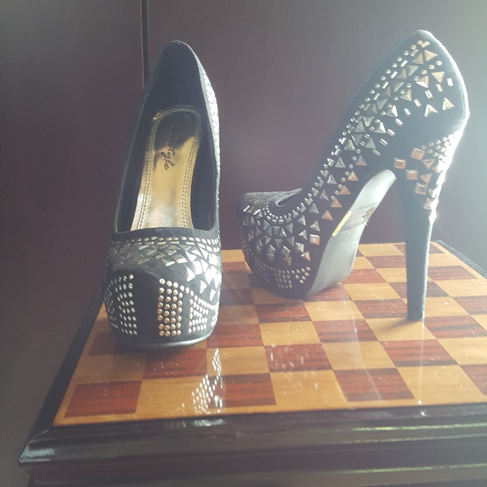 Heels - Picture 2 of 3